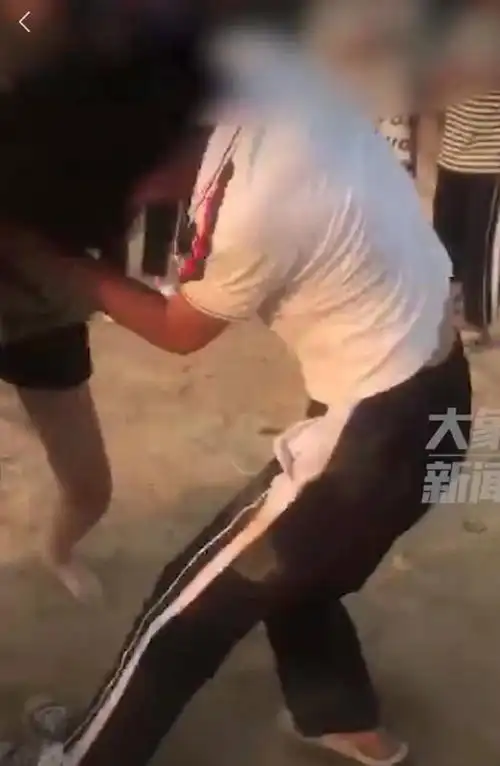 中专女生在教室狂扇男生耳光男生一言不发女孩千万别这么做