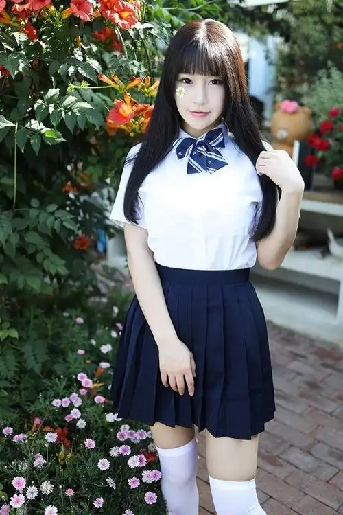 巨乳学生妹白丝美腿性感撩人诱惑写真_人物美女图片_乐美图网