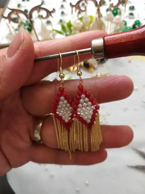 天然珍珠耳环:手工制作过程