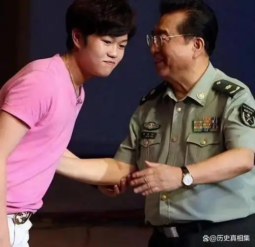 在年少的李天一看来,他不仅有个有名望的爸爸,还有一个有背景的干爹为