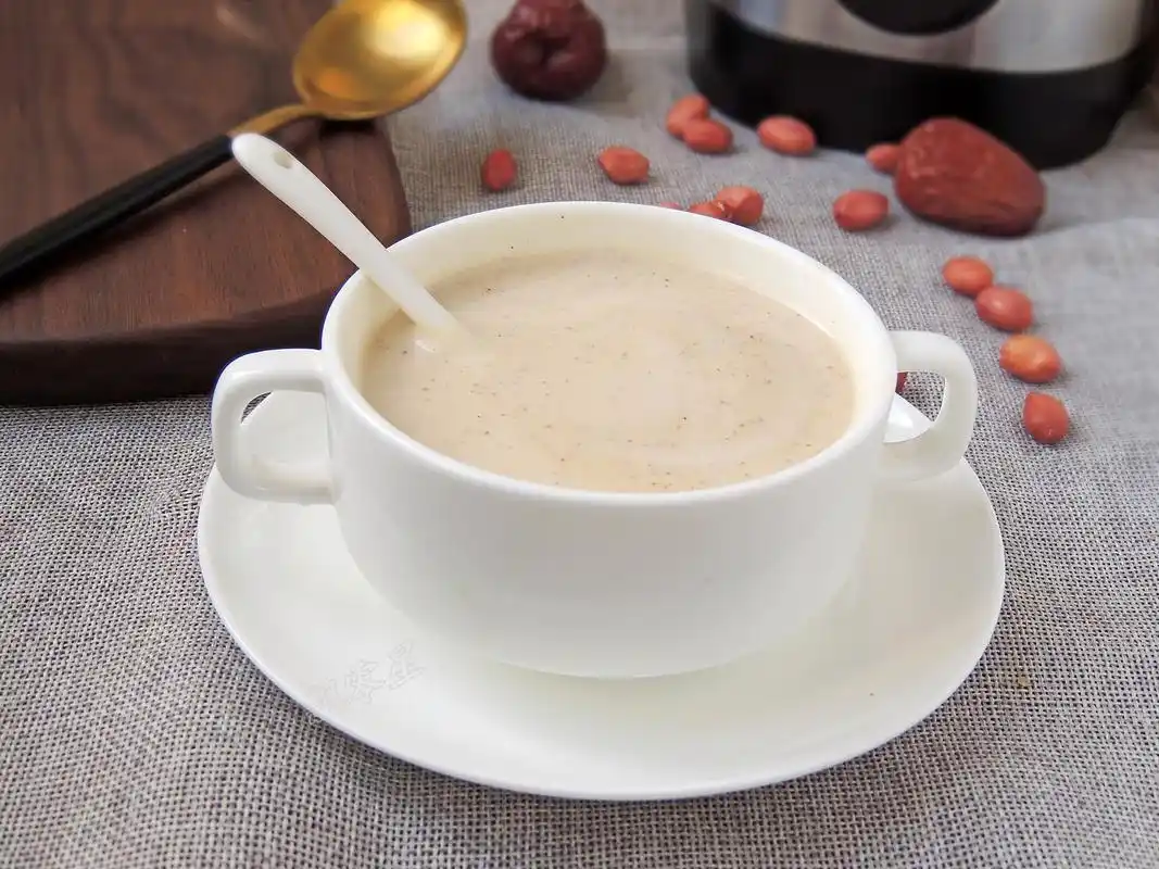 红枣花生牛奶细腻顺滑入口香浓暖暖的很贴心