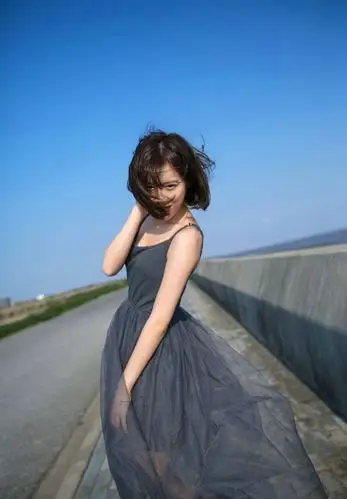 短发美女气质长裙户外摄影美女图片