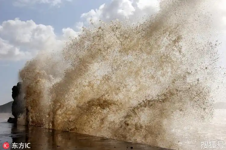 台风"潭美"逼近 浙江温岭海域潮水掀起巨浪