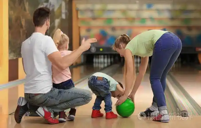 家庭在保龄球俱乐部的乐趣