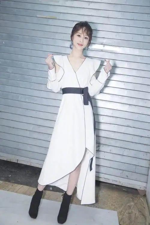 杨紫凌晨发心酸话语,随后秒删,她到底是经历了什么心酸往事?