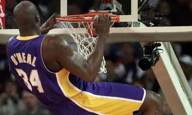 当年奥尼尔扣碎篮板之后,比赛是如何进行的?结果并不让人意外