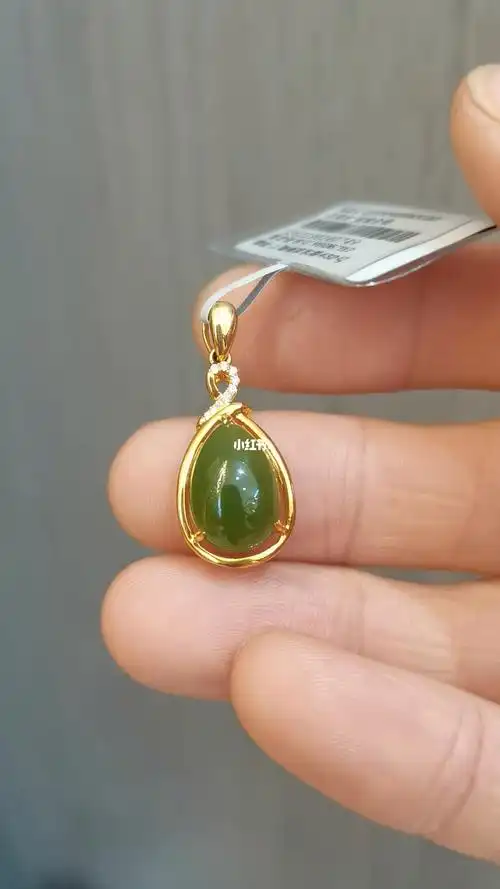 老凤祥足金镶嵌和田玉吊坠