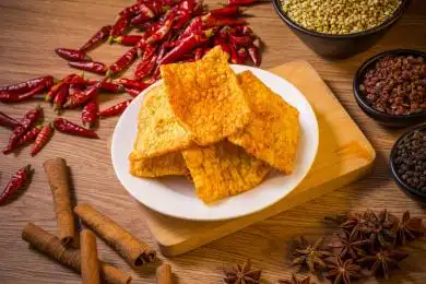 白盘里装着的膨化食品麻辣荞麦片