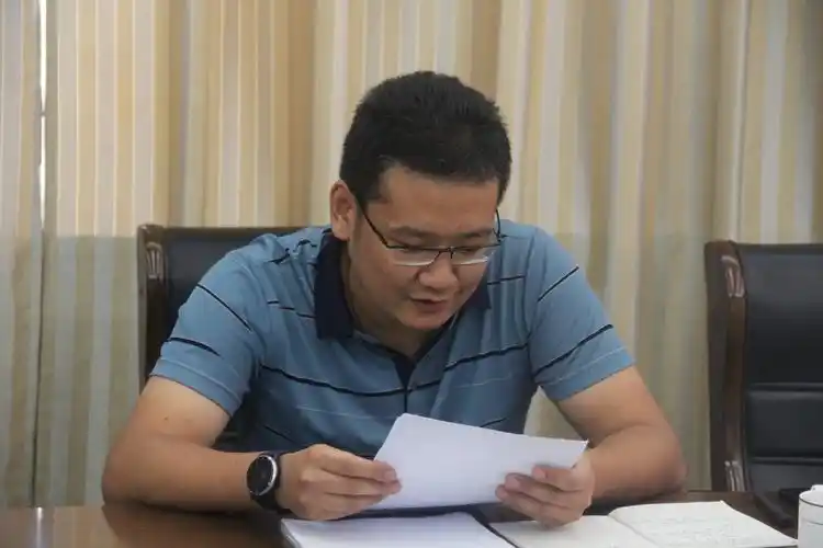 人劳科长李广生介绍退休职工履历情况