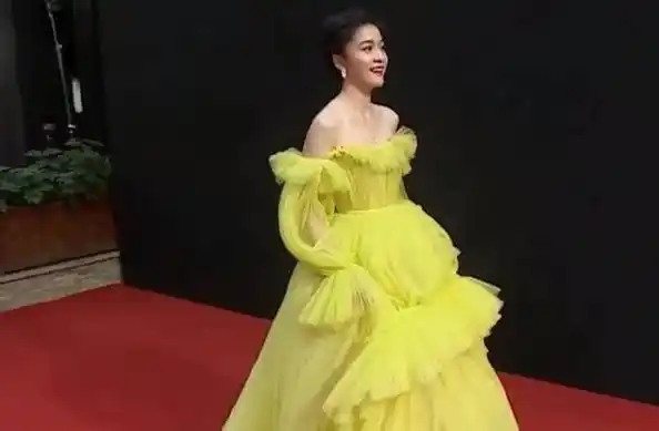 原创张雪迎走红毯选错礼服显胖一圈魔鬼打光下幸好颜值撑住了