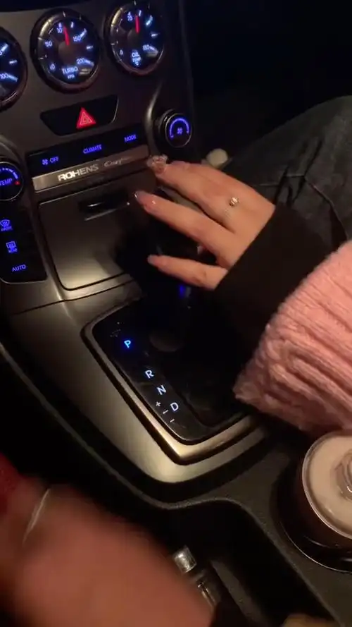 女朋友坐在副驾驶上,我开车技术提升了一个档次