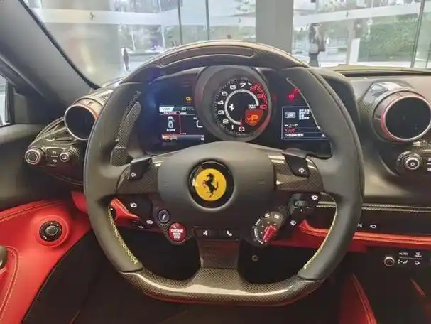 洒脱驾驶技术 开法拉利f8敞篷版定要单手|内饰|大灯|方向盘|gtb_网易