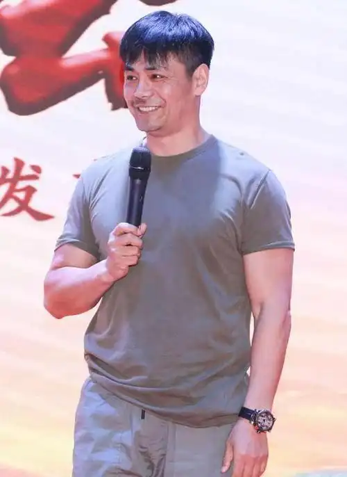 甘婷婷梳荷包头青春减龄邵兵穿棉t凸显胸肌荷尔蒙爆棚