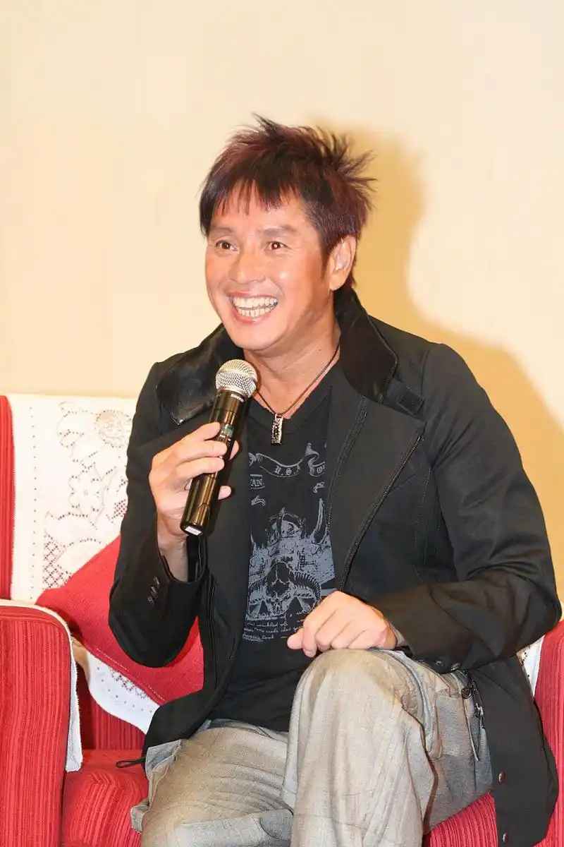 72岁谭咏麟发量稀疏,近照露出大片头皮,出现秃头危机  现年72岁的