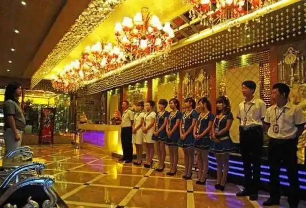 "皇家一号"被查,1000位民警突击,15辆警用大巴装人_姑娘_服务_红牌