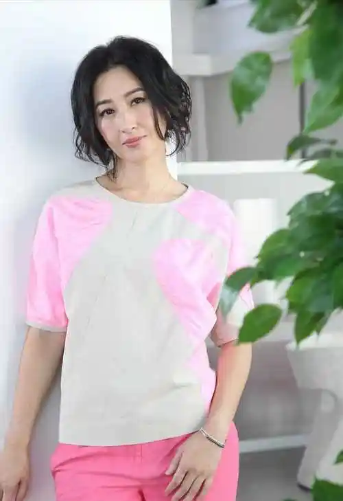 原创关咏荷55岁又怎样穿白色连衣裙配波波头亮相好气质不惧时间