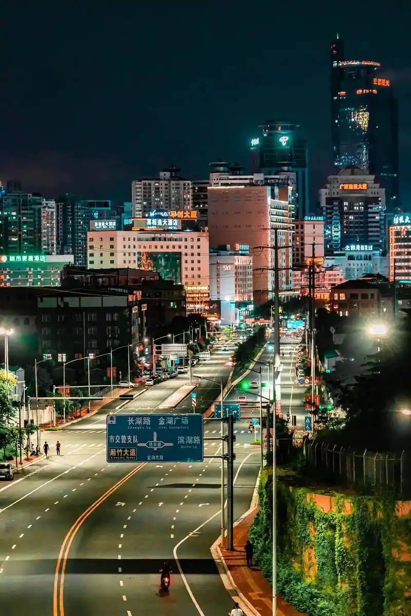 摄影 #街景随拍 #南宁夜景 #市井生活 #享受这悠闲时光 - 抖音