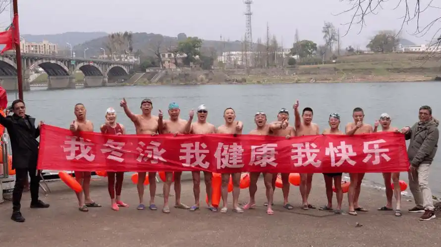 他们就是——冬泳爱好者跳进冰水中畅游他们却光着膀子吃烤红薯当我们