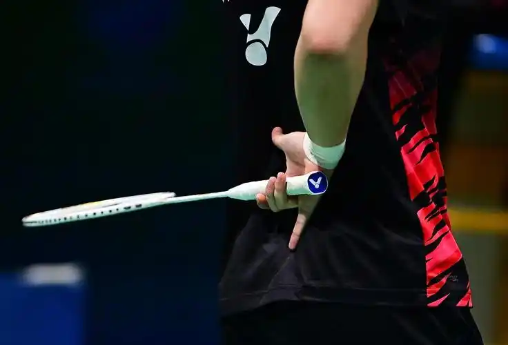 9月16日,湖北队球员李茵晖在发球前向队友杜玥打手势.