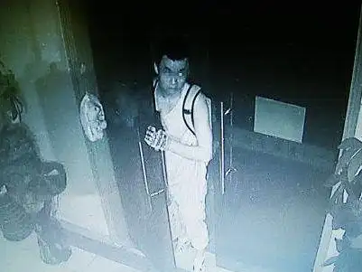 半夜小偷进屋男子持棍追赶妻子却拦住不让事后男子乐坏