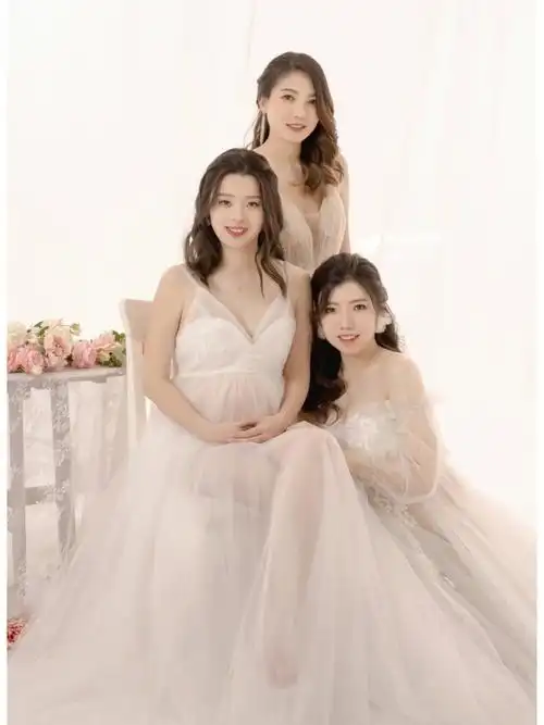 闺蜜孕妇照梦幻礼服系列