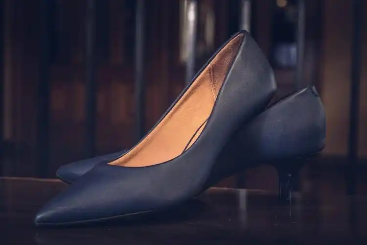 女士黑色高跟鞋图片
