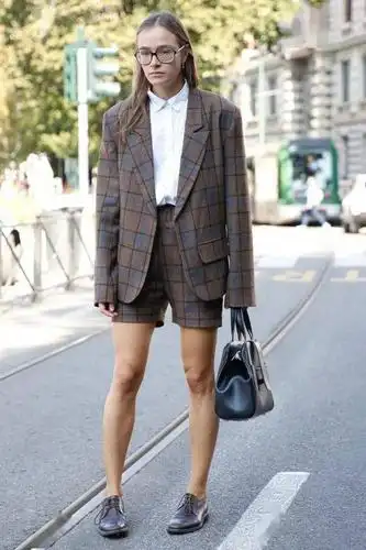 今春小白鞋就收起来吧现在流行的布洛克鞋显高不说还时髦