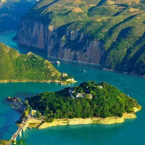 晚秋时的层林尽染,初冬时的火红,当之无愧的中国十大最美秋色之一!