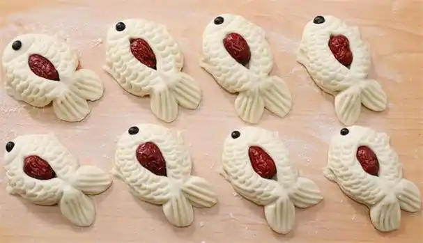 枣花馍,又称为"年馍",就是过年的馒头,花馍寓意着吉祥如意,五谷丰登.