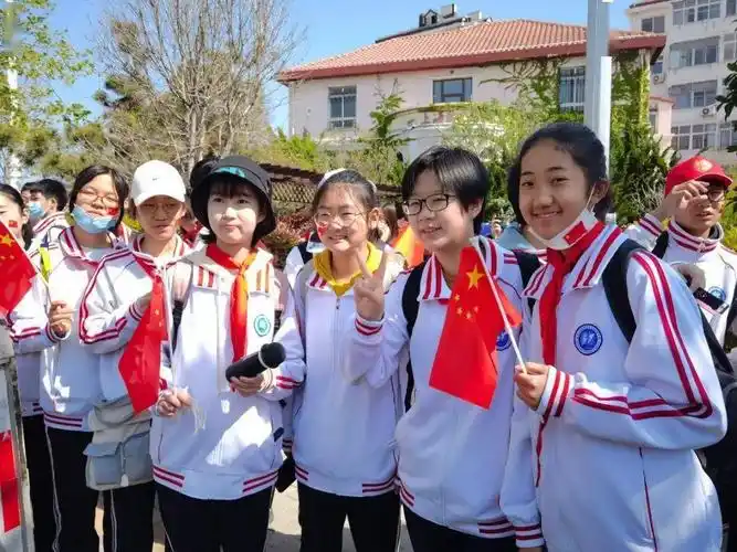 青岛九中,三十七中,外事学校,二十四中,四十七中)的部分师生分别从