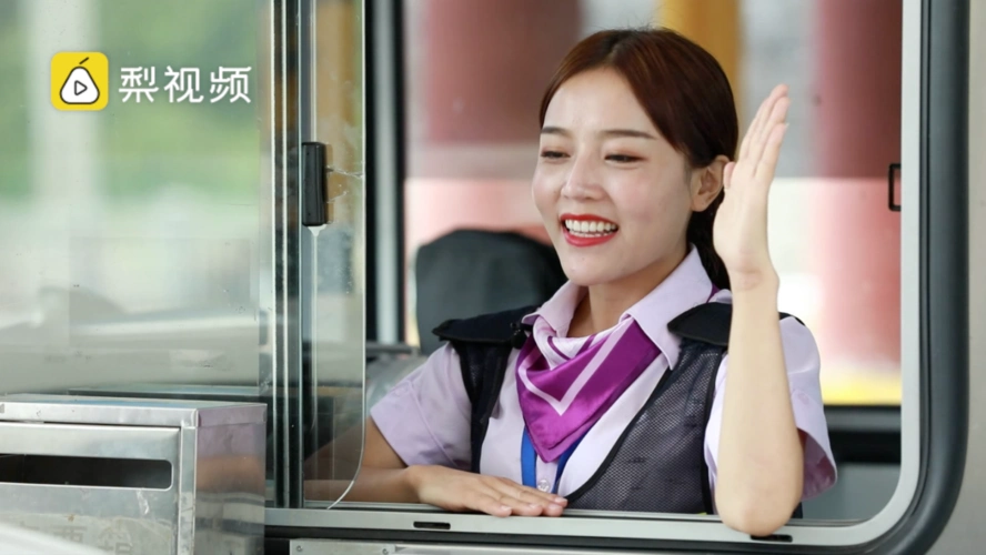 湘西高速收费站收费员莉琴@彭莉琴 走红,甜美微笑和热情服务让很多
