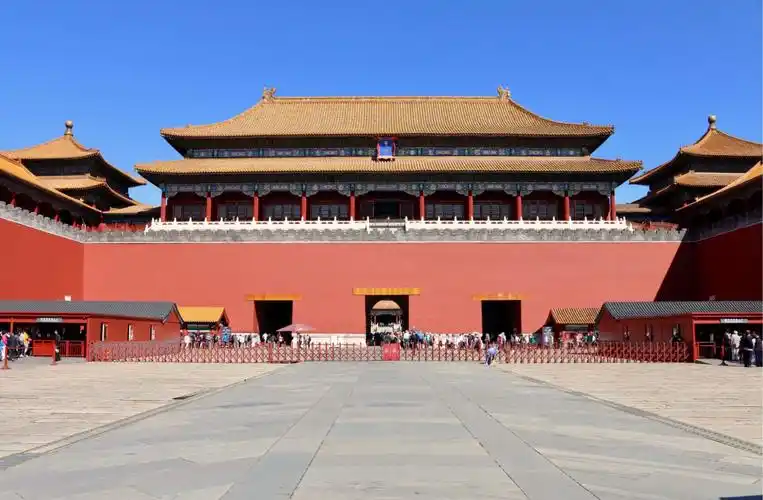 午门,旧时紫禁城的正门,两侧垂直延伸部分为雁翅楼.