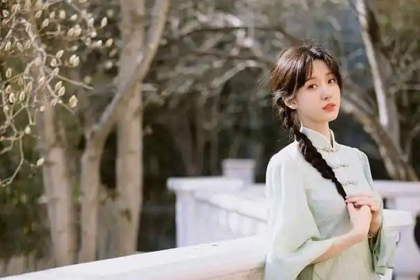 王子璇麻花辫旗袍青春风写真,网友:美到窒息!