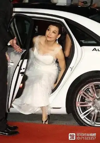 59岁陈冲才是老来俏穿露背礼服侧身秀翘臀好形象真迷人