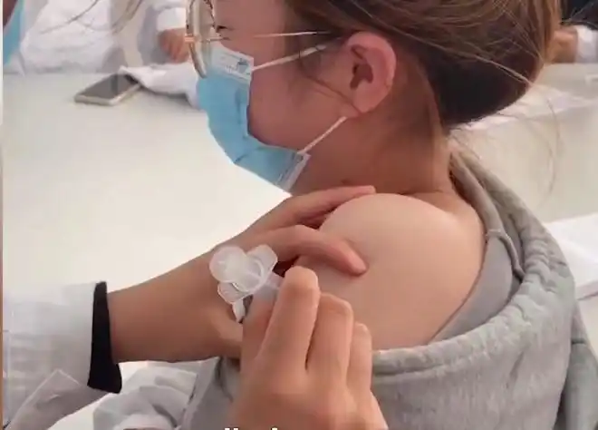 护理专业学生练习打针同学有点手抖网友一针见血看着很疼