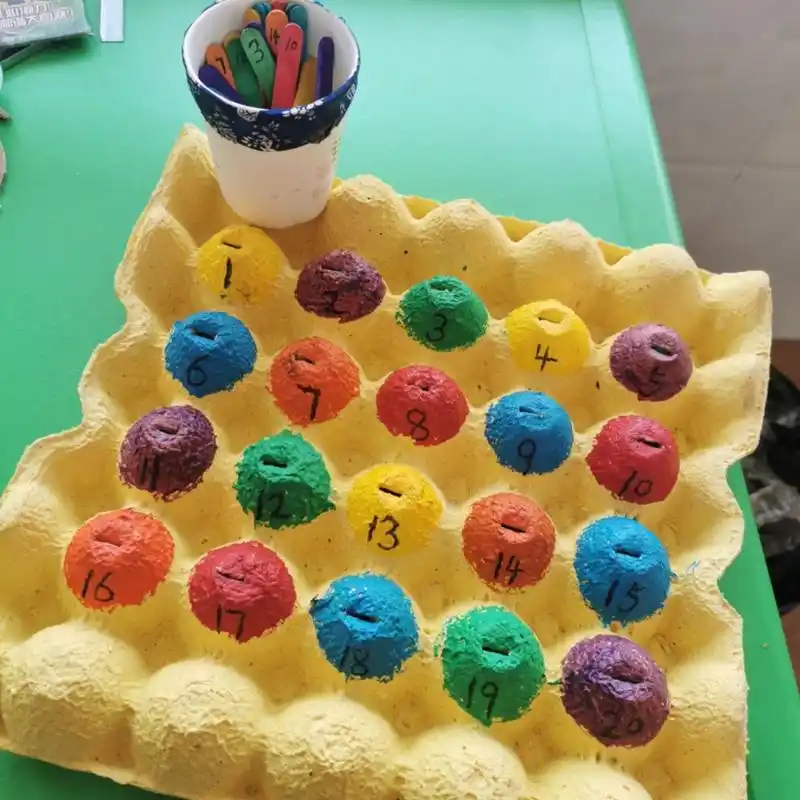 幼儿园环创 鸡蛋纸托盒手工 认识并分辨颜色和数字