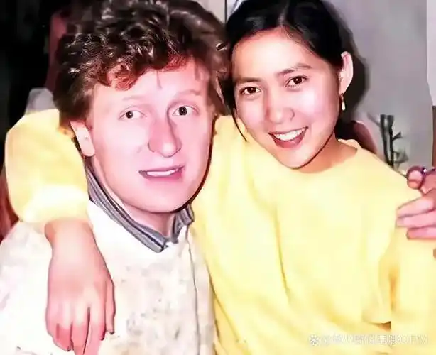 这个一头金发的"意大利骗子查理",扮演者是沈丹萍的丈夫乌韦.