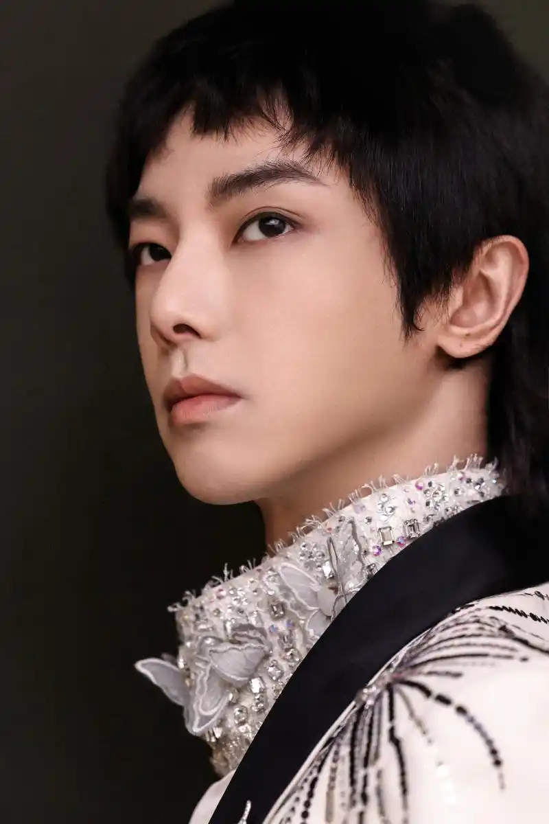 华晨宇超话 99 #华晨宇湖南春晚代言人# 烟火伴星辰,蝶花幻如梦.