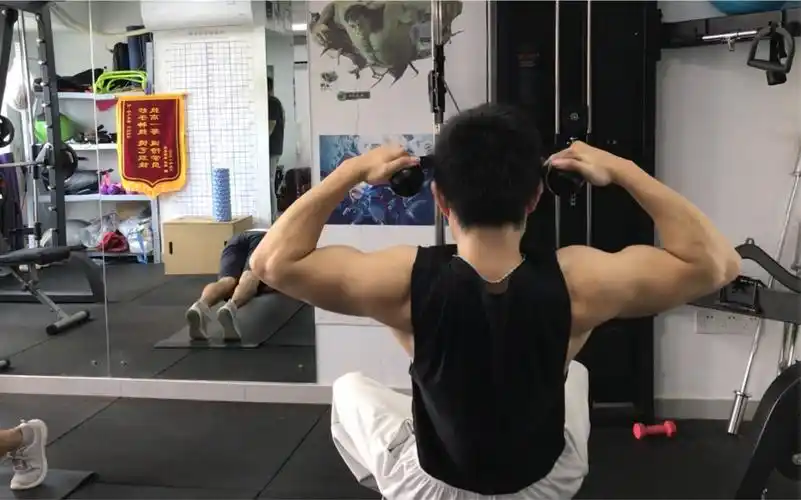 健身房常见的三角肌后束练习_哔哩哔哩_bilibili