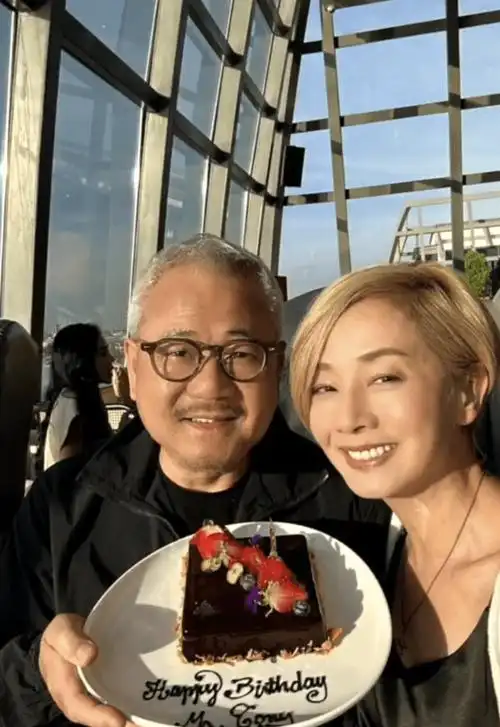 全家旅游庆祝,78岁丈夫满头白发很慈祥_区丁平_女儿_荷兰