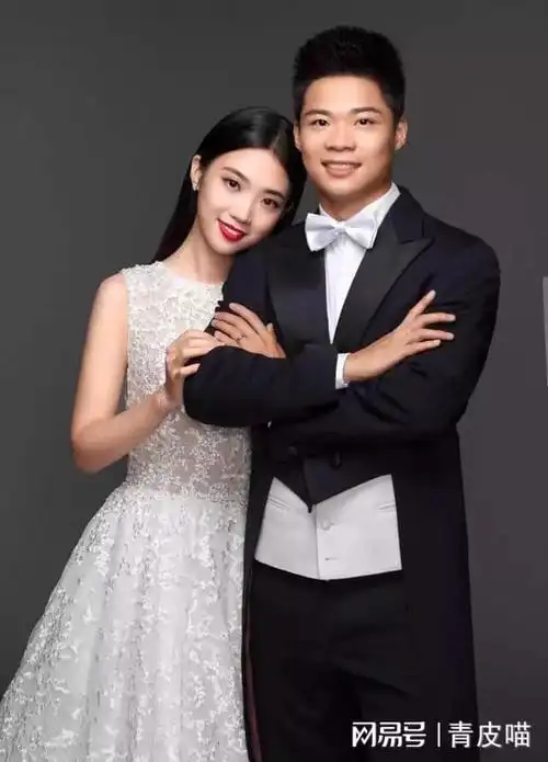 杨鸣和唐佳良正式宣布离婚来看看嫁给体育界巨星的漂亮老婆们