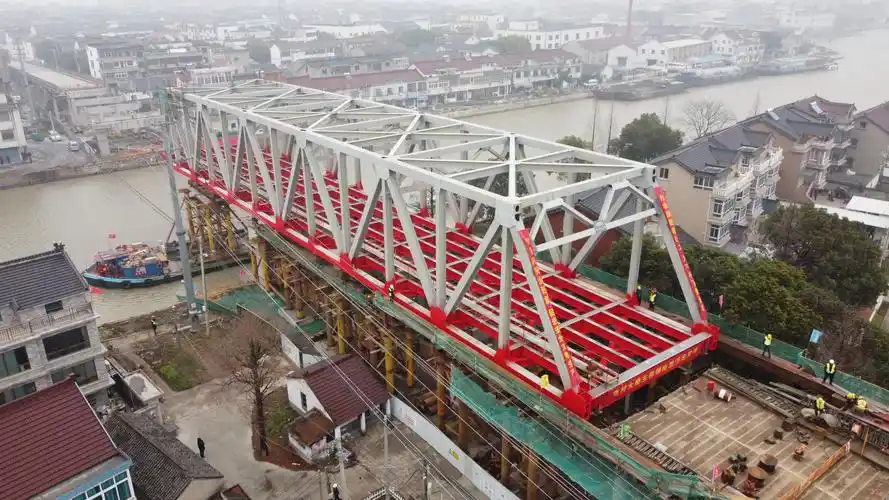 安全跨越外港线!屯村大桥主桥钢桁架浮拖安装成功