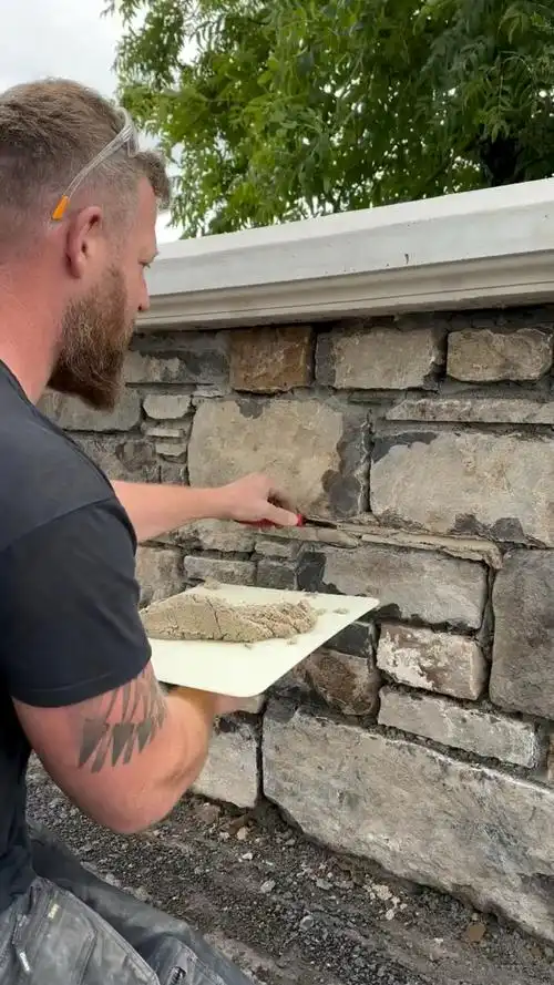 不规则毛石墙勾缝