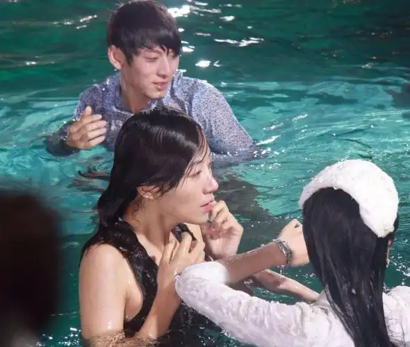 原来韩雪真人长这样游泳时脸被水浸湿导致脱妆素颜让人愣