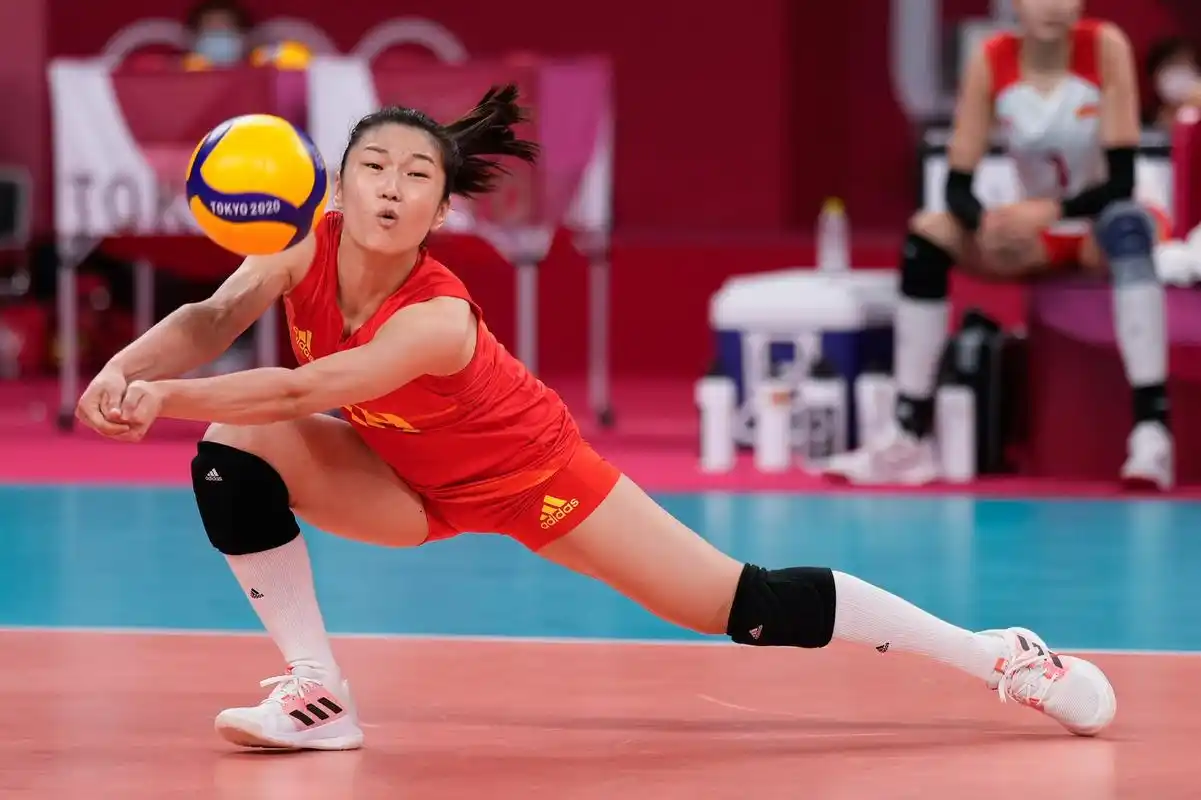 王梦洁在比赛中救球.