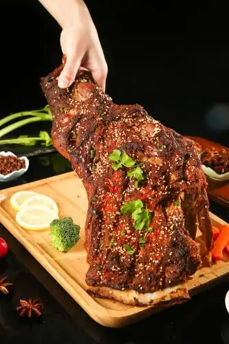 手里拿着秘制烤羊腿