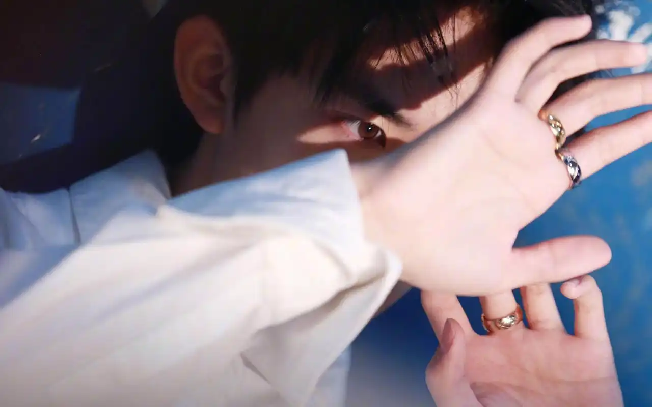 易烊千玺时尚帅气写真图片桌面壁纸高清大图预览1920x1200_大陆明星