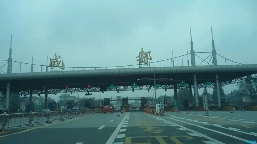 到了成都收费站 今天开始取消了发卡收卡 很通畅