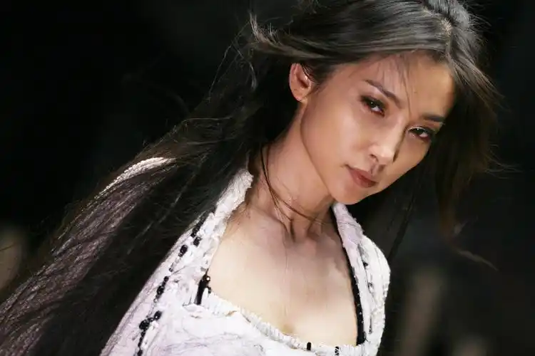 古装魔幻武侠电影《功夫之王》李冰冰白发魔女:"史上最宣兵夺主的女二