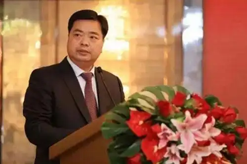 钻石品牌  六桂福珠宝企业新闻    出生在上世纪60年代的翁国强,17岁